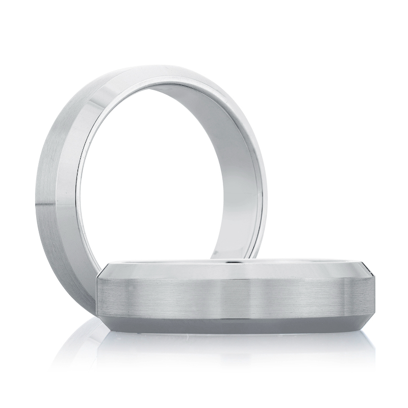Classic Beveled Men's Wedding Band