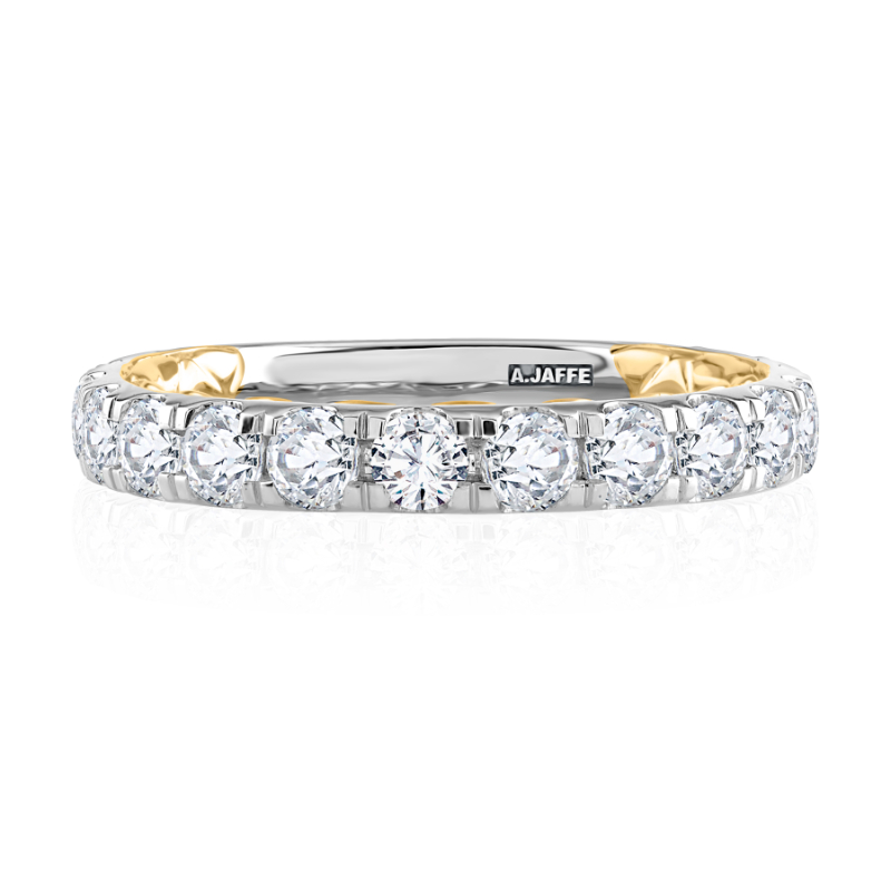 Pav&eacute; Diamond Wedding Band-